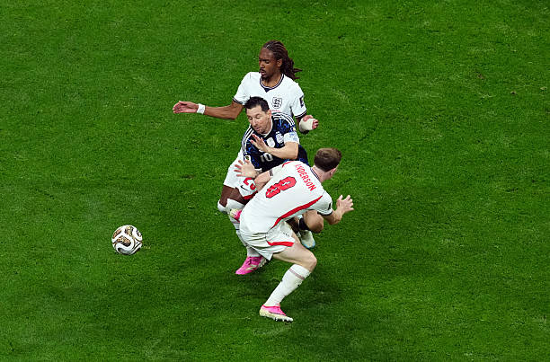 Khoảnh khắc "căng như dây đàn" trận Anh đấu Argentina: 19 pha phạm lỗi, bán kết World Cup mà ngỡ "sàn đấu MMA" - Ảnh 8.