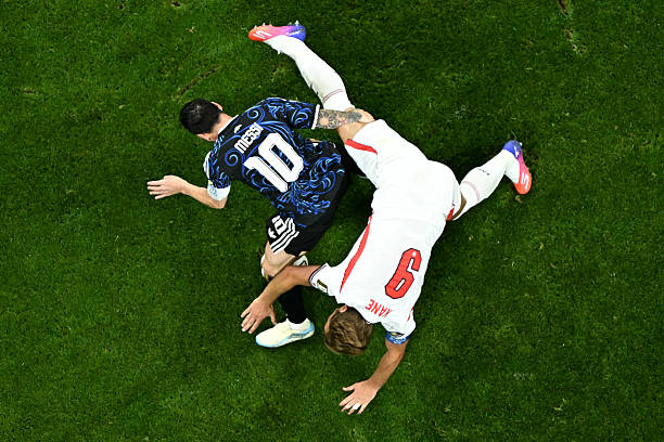 Khoảnh khắc "căng như dây đàn" trận Anh đấu Argentina: 19 pha phạm lỗi, bán kết World Cup mà ngỡ "sàn đấu MMA" - Ảnh 7.