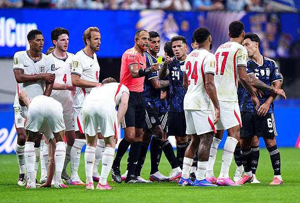 Khoảnh khắc "căng như dây đàn" trận Anh đấu Argentina: 19 pha phạm lỗi, bán kết World Cup mà ngỡ "sàn đấu MMA" - Ảnh 14.