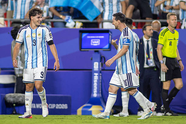 Julian Alvarez: "Chúng tôi sẵn sàng làm mọi thứ để Messi vô địch World Cup lần nữa"- Ảnh 2.