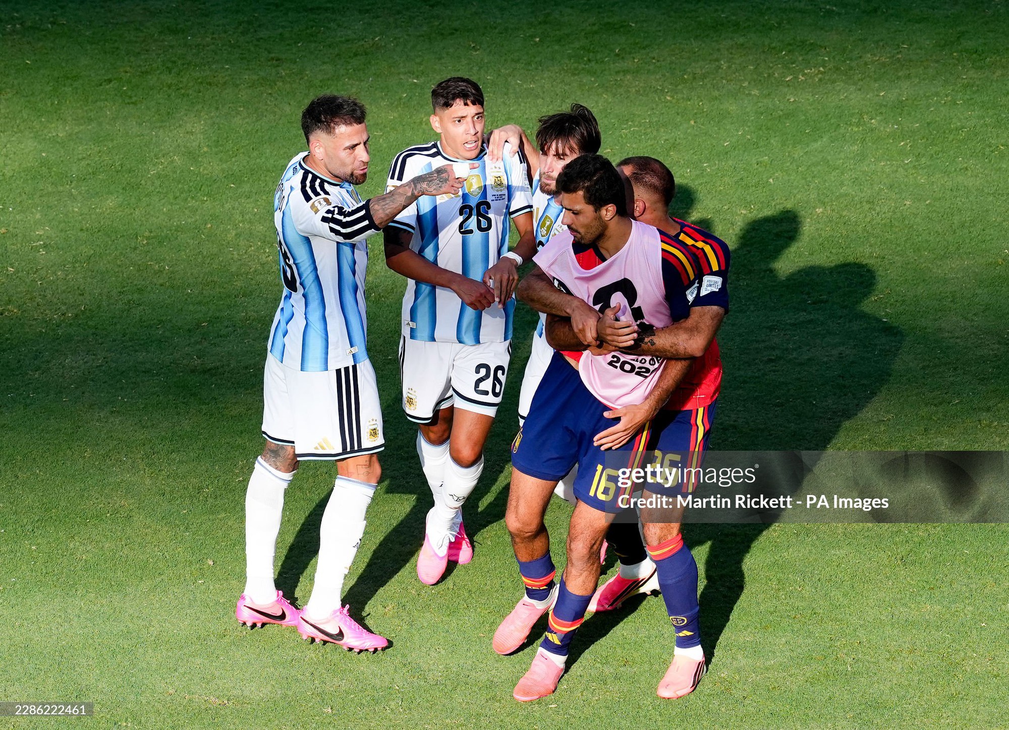Khẩu chiến dữ dội: Cầu thủ Argentina gằn giọng chất vấn đội trưởng Tây Ban Nha vì "cả tuần nay các cậu chỉ biết khóc lóc về trọng tài"- Ảnh 1.