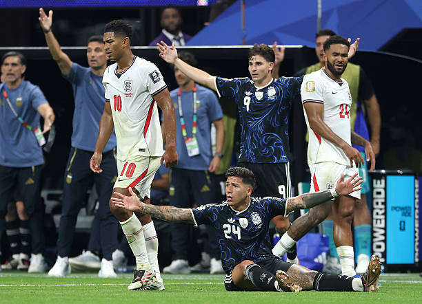 Khoảnh khắc "căng như dây đàn" trận Anh đấu Argentina: 19 pha phạm lỗi, bán kết World Cup mà ngỡ "sàn đấu MMA" - Ảnh 3.