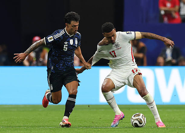 Khoảnh khắc "căng như dây đàn" trận Anh đấu Argentina: 19 pha phạm lỗi, bán kết World Cup mà ngỡ "sàn đấu MMA" - Ảnh 1.