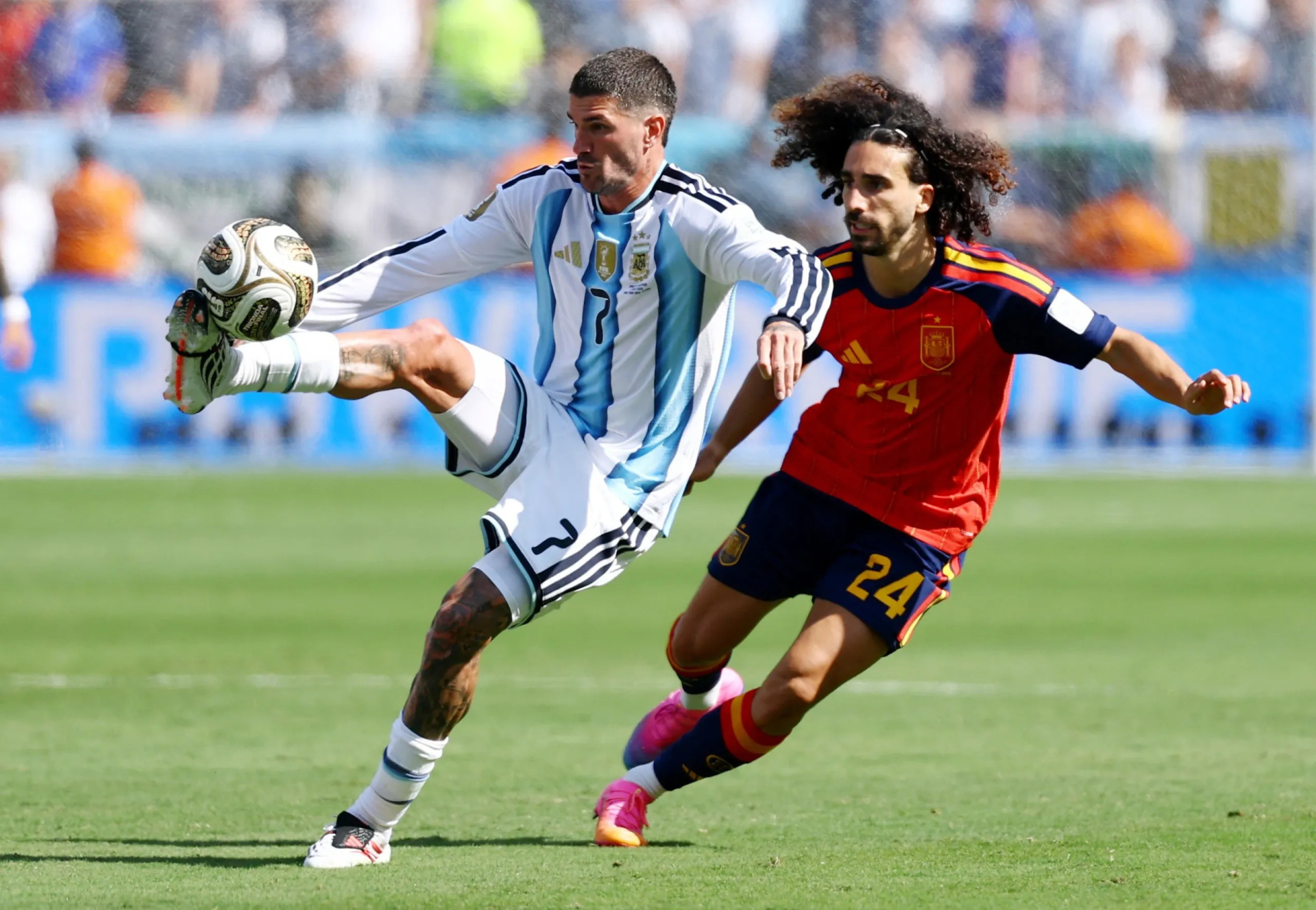 "Hiện tượng lạ" Marc Cucurella: Lạ đời từ mê túi ni lông cho đến gu ăn uống chẳng giống ai! - Ảnh 1.