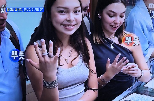 Món "trang sức của bà" từng bị chê lạc hậu nay thành cơn sốt Gen Z Hàn Quốc: Cửa hàng ngọc 3 đời ở Seoul đổi vận nhờ V (BTS)- Ảnh 7.