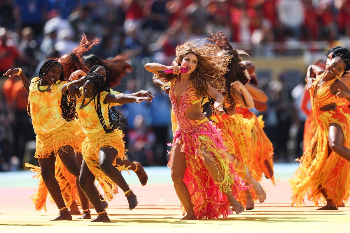 11 phút điên rồ của half-time show World Cup: Madonna mang Ronaldo trở lại, Justin Bieber hát quá hay, BTS - Shakira "nổ lớn"! - Ảnh 12.
