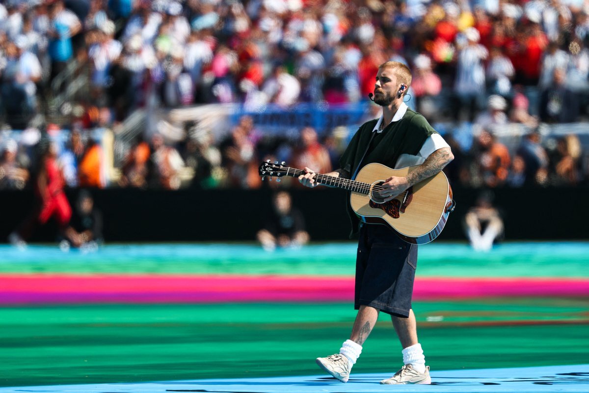 11 phút điên rồ của half-time show World Cup: Madonna mang Ronaldo trở lại, Justin Bieber hát quá hay, BTS - Shakira "nổ lớn"! - Ảnh 11.