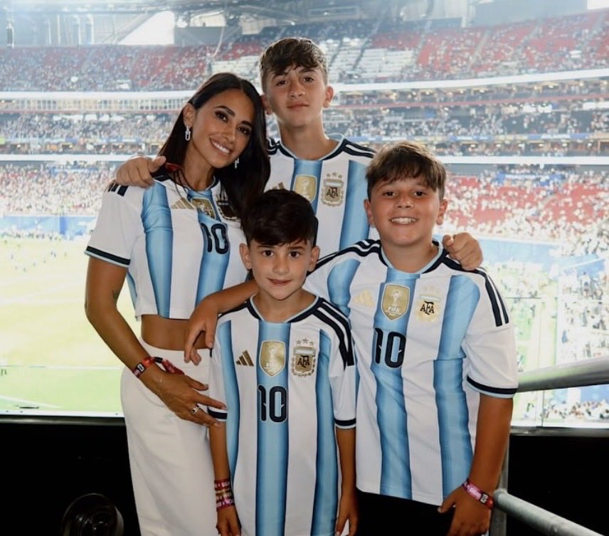 Cả thế giới tung hô Messi, còn bà xã "thanh mai trúc mã" - Antonella lại gây sốt khán đài World Cup với vòng eo săn chắc, visual trẻ đẹp khó tin- Ảnh 5.