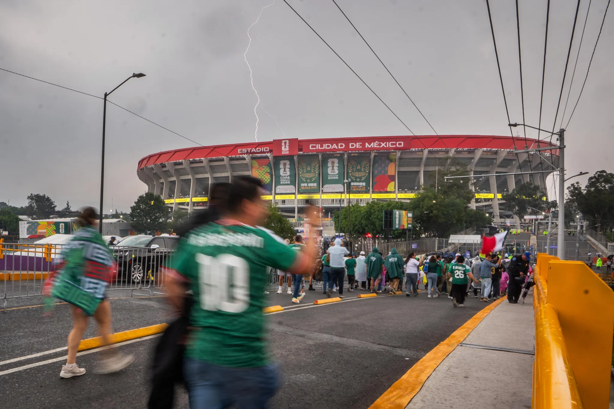 "Đại chiến" Mexico vs Anh: Cầu thủ ra sân khởi động, trận đấu bắt đầu vào 8h sáng nay sau 1 tiếng bị hoãn - Ảnh 5.