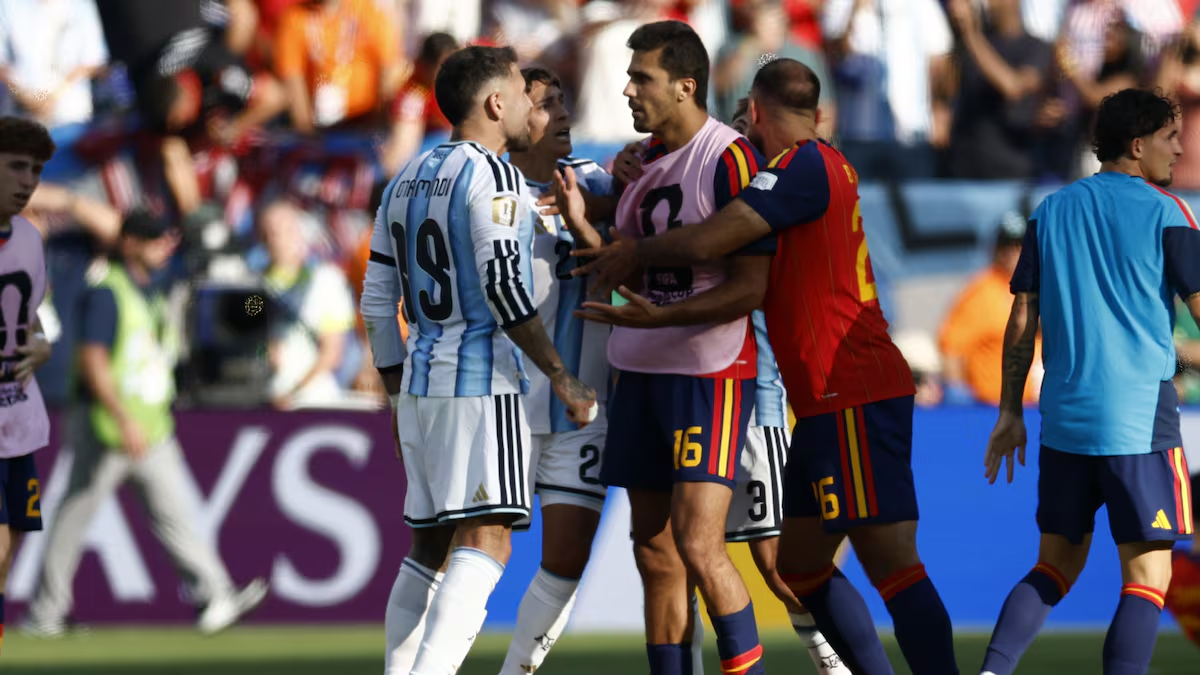 Khẩu chiến dữ dội: Cầu thủ Argentina gằn giọng chất vấn đội trưởng Tây Ban Nha vì "cả tuần nay các cậu chỉ biết khóc lóc về trọng tài"- Ảnh 5.