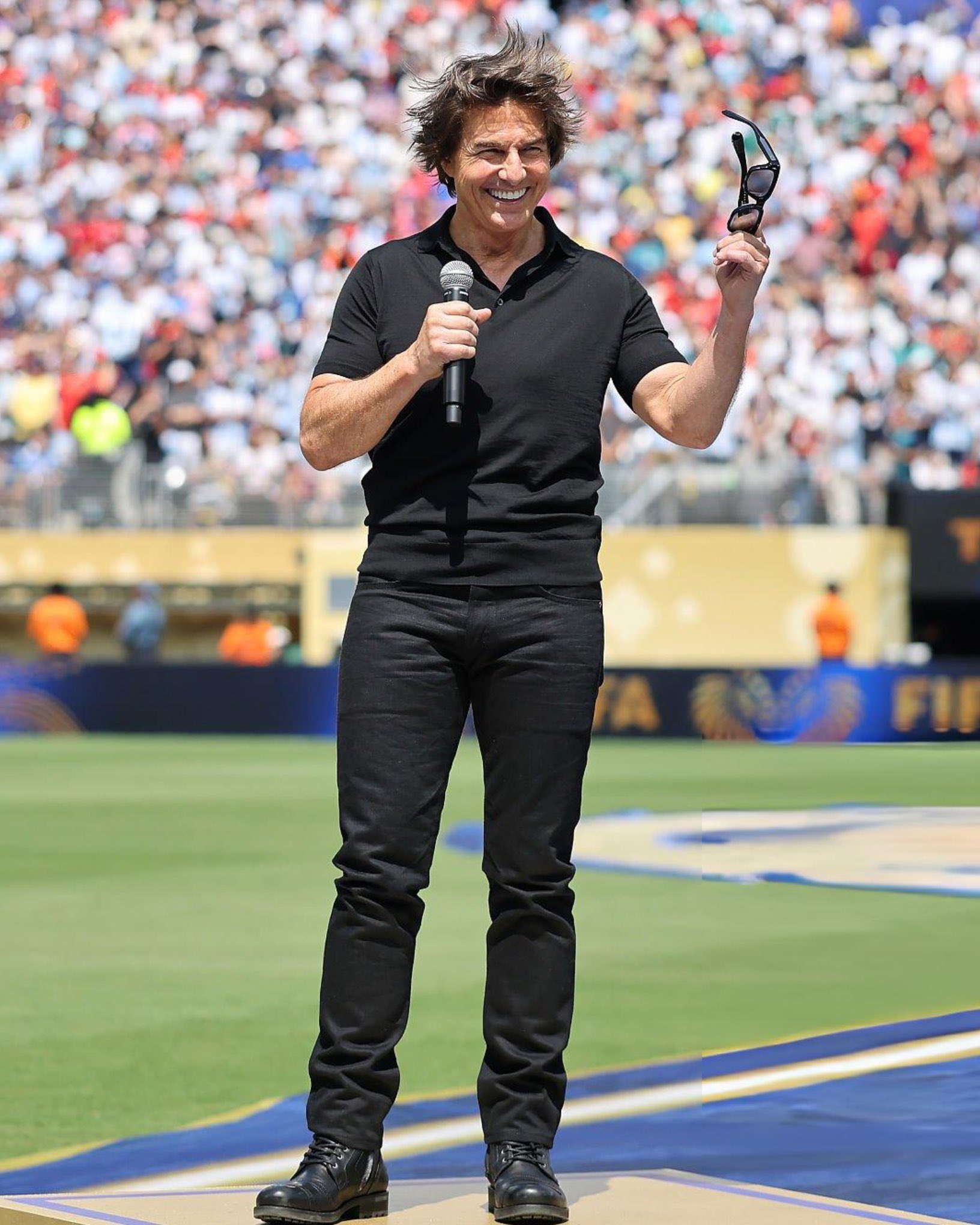 Cả thế giới đã trông đợi Tom Cruise phi mô tô, bám trực thăng, đu dây cơ mà!- Ảnh 1.