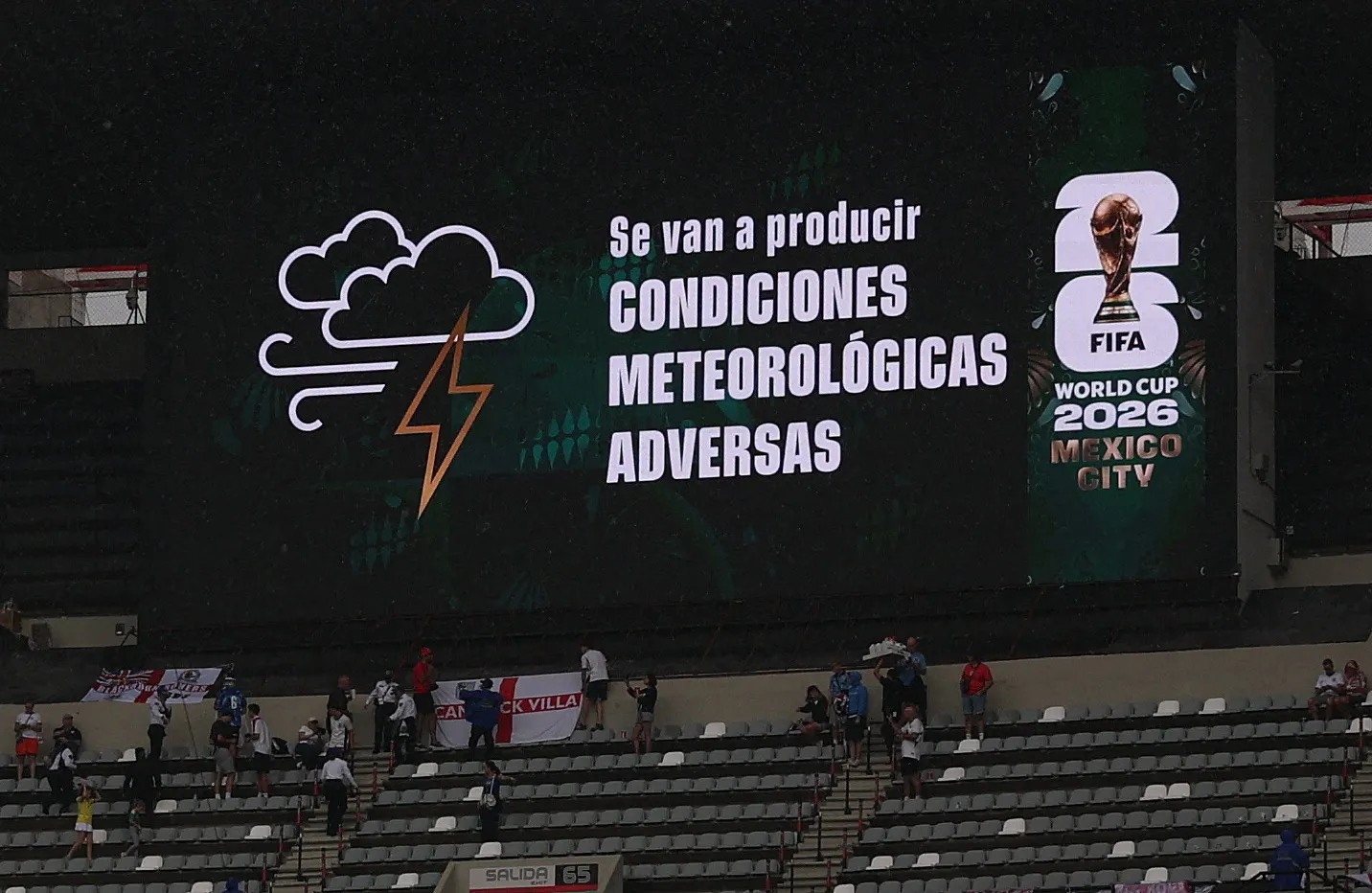 "Đại chiến" Mexico vs Anh: Cầu thủ ra sân khởi động, trận đấu bắt đầu vào 8h sáng nay sau 1 tiếng bị hoãn - Ảnh 2.