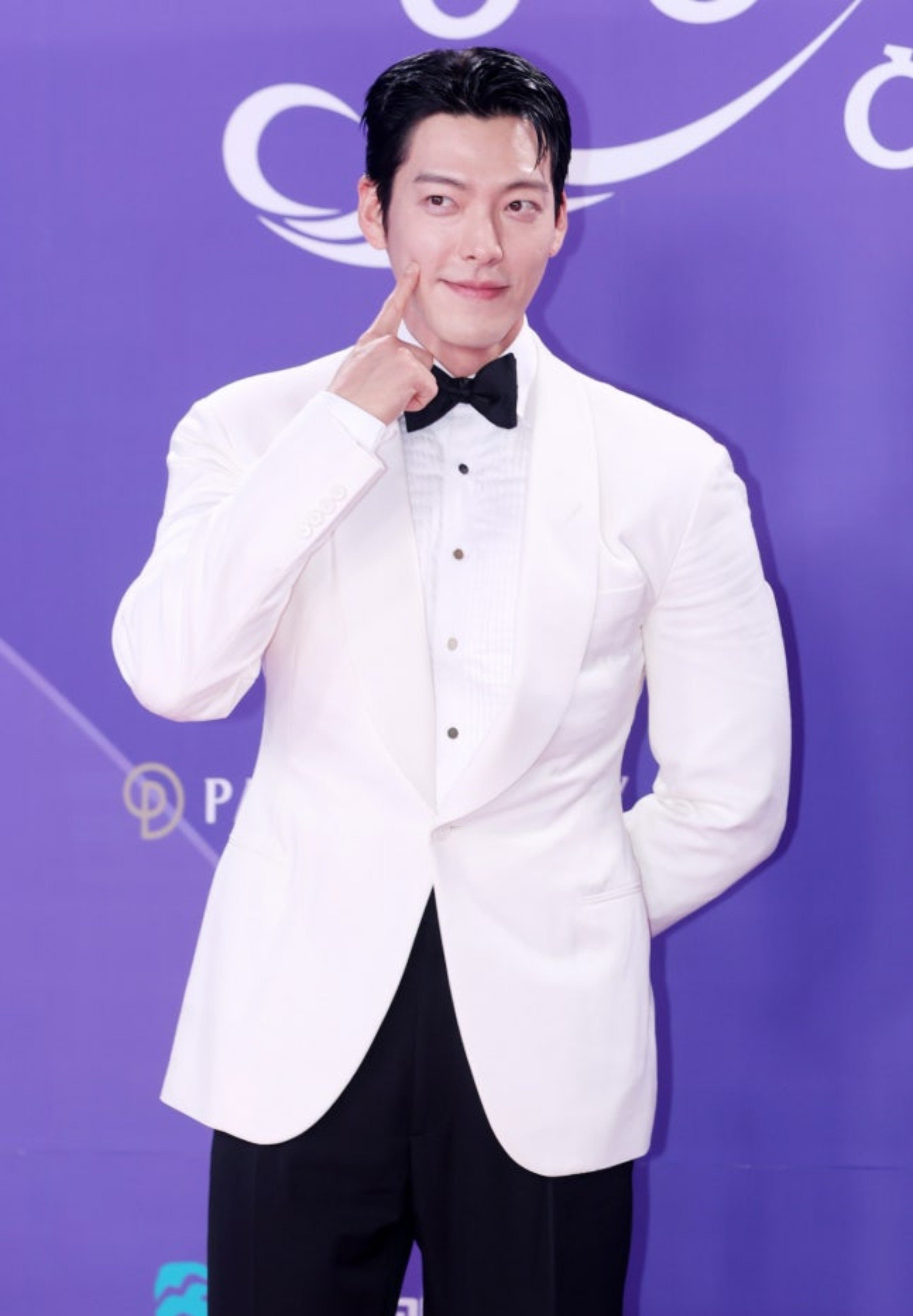 Hyun Bin - Kim Woo Bin đại náo Rồng Xanh 2026: Đẹp trai đến mức nhìn như tượng tạc, Son Ye Jin vắng bóng- Ảnh 5.
