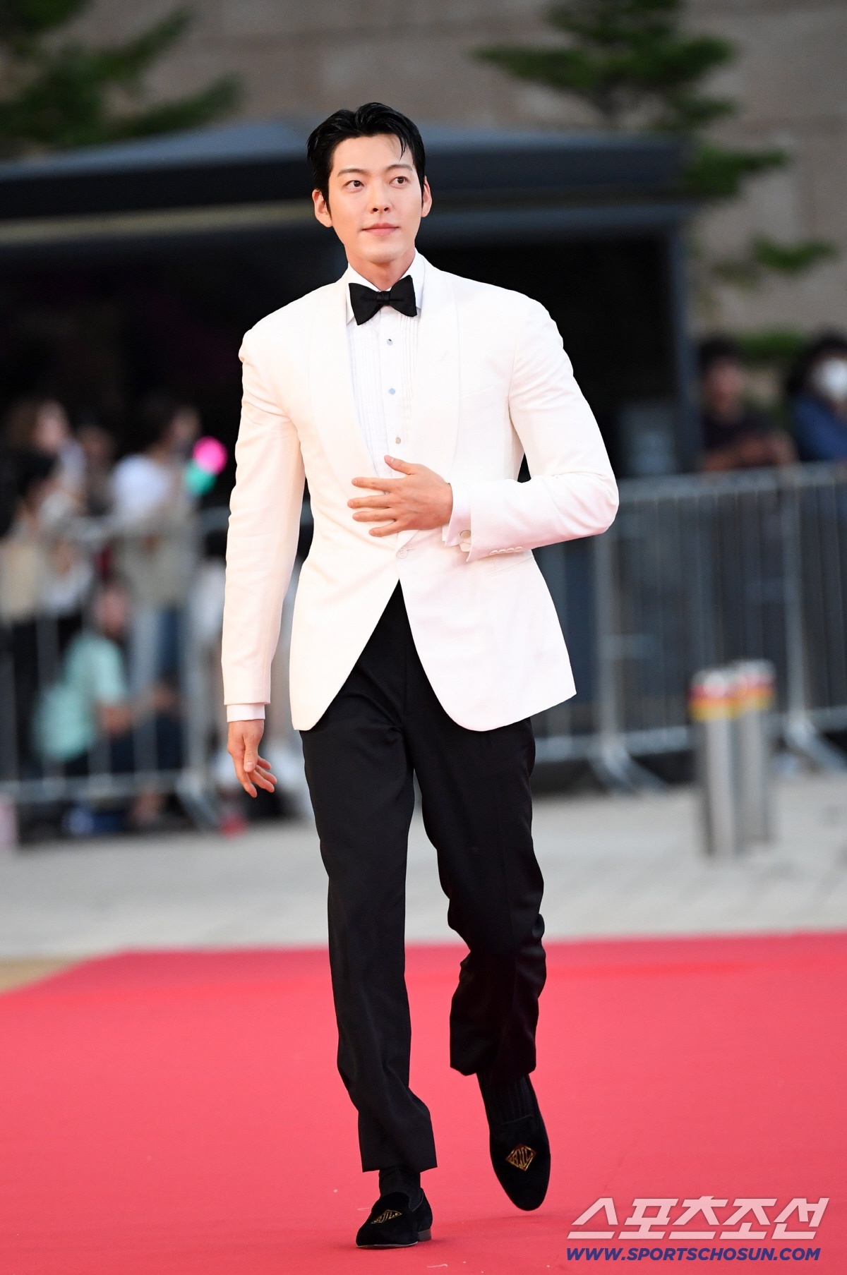 Hyun Bin - Kim Woo Bin đại náo Rồng Xanh 2026: Đẹp trai đến mức nhìn như tượng tạc, Son Ye Jin vắng bóng- Ảnh 6.