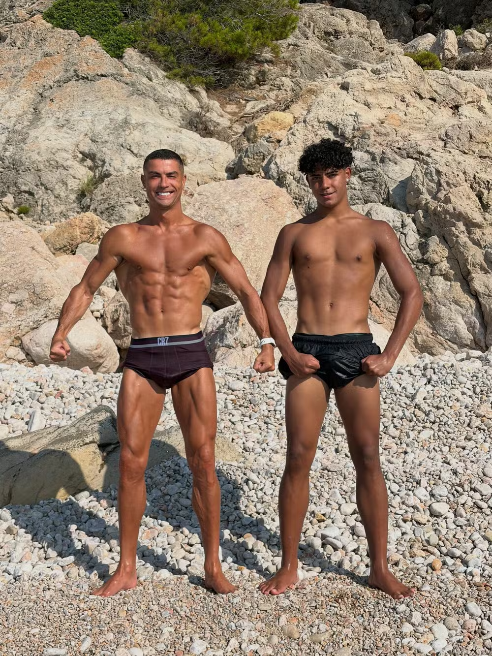 Ronaldo gây choáng khi đọ cơ bắp cùng con trai 16 tuổi giữa tin đồn đám cưới, vóc dáng cao lớn của người thừa kế đế chế tỷ đô chiếm trọn spotlight- Ảnh 1.