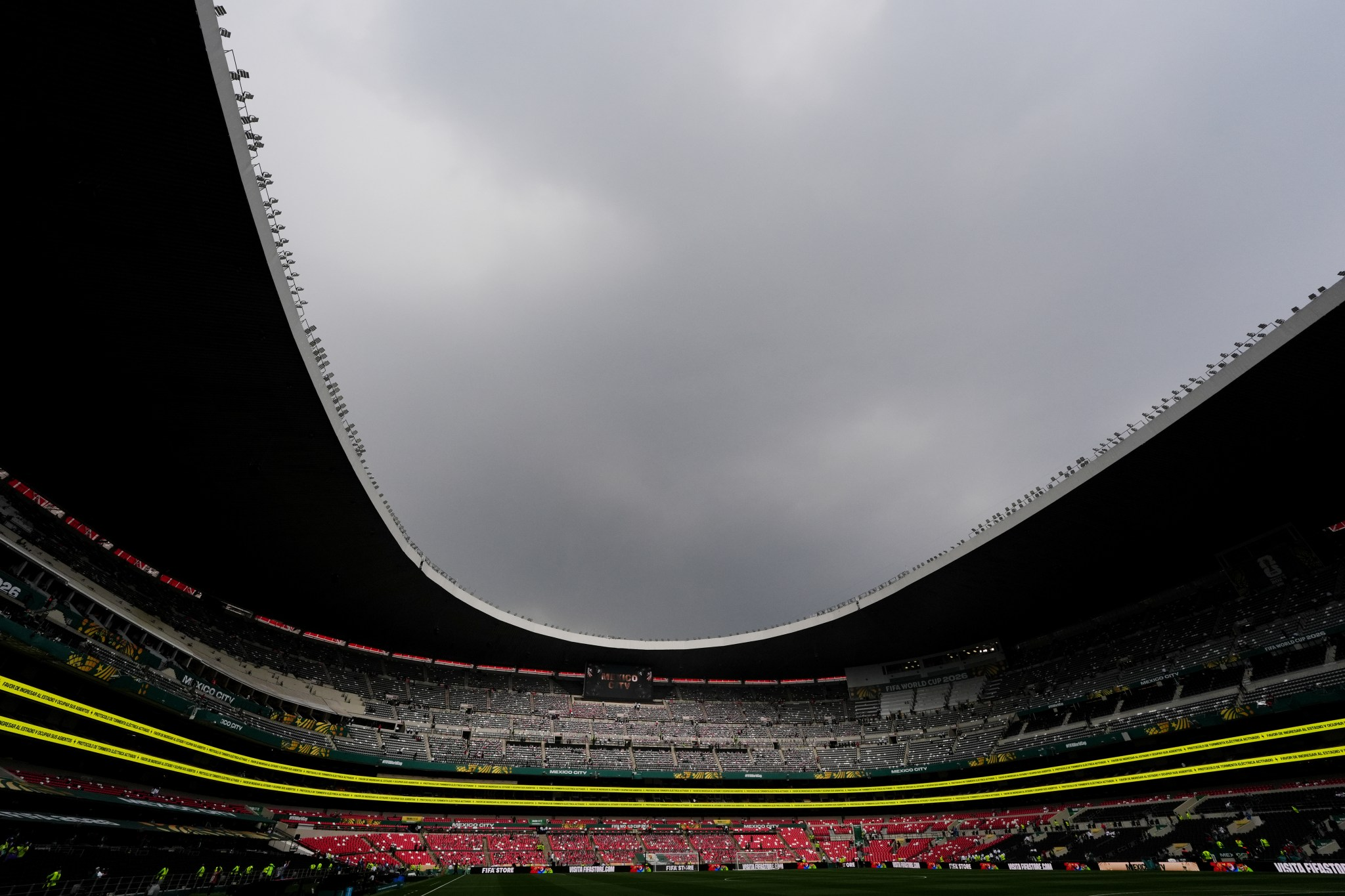 "Đại chiến" Mexico vs Anh: Cầu thủ ra sân khởi động, trận đấu bắt đầu vào 8h sáng nay sau 1 tiếng bị hoãn - Ảnh 1.