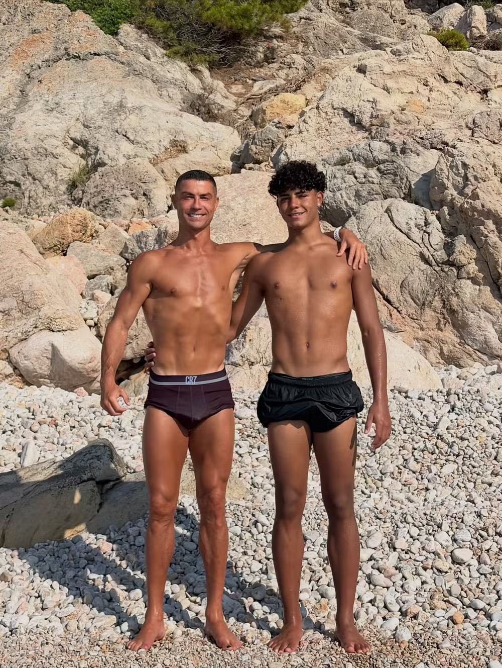 Ronaldo gây choáng khi đọ cơ bắp cùng con trai 16 tuổi giữa tin đồn đám cưới, vóc dáng cao lớn của người thừa kế đế chế tỷ đô chiếm trọn spotlight- Ảnh 2.