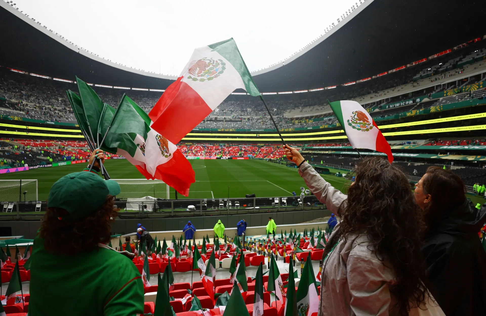 "Đại chiến" Mexico vs Anh: Cầu thủ ra sân khởi động, trận đấu bắt đầu vào 8h sáng nay sau 1 tiếng bị hoãn - Ảnh 7.
