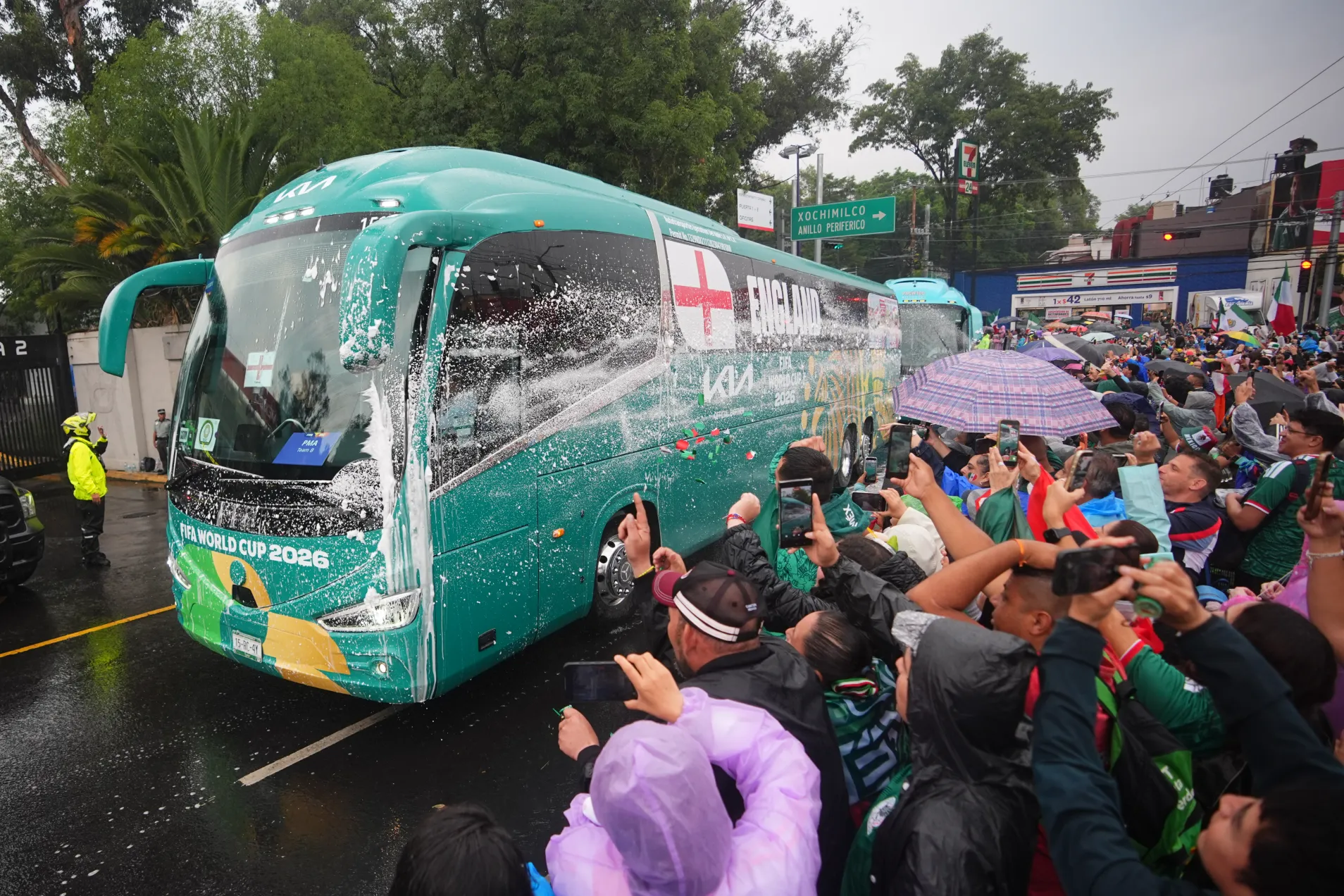 "Đại chiến" Mexico vs Anh: Cầu thủ ra sân khởi động, trận đấu bắt đầu vào 8h sáng nay sau 1 tiếng bị hoãn - Ảnh 6.