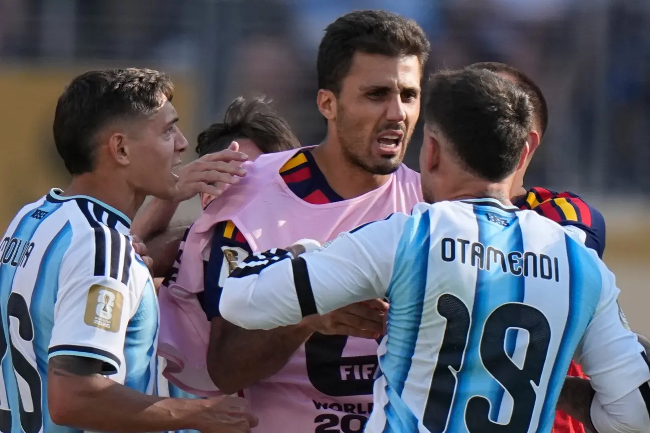 Khẩu chiến dữ dội: Cầu thủ Argentina gằn giọng chất vấn đội trưởng Tây Ban Nha vì "cả tuần nay các cậu chỉ biết khóc lóc về trọng tài"- Ảnh 3.