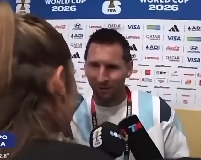 Messi đập tan tin đồn ngoại tình với nữ phóng viên bằng một hành động ngay trước ống kính truyền thông World Cup- Ảnh 1.