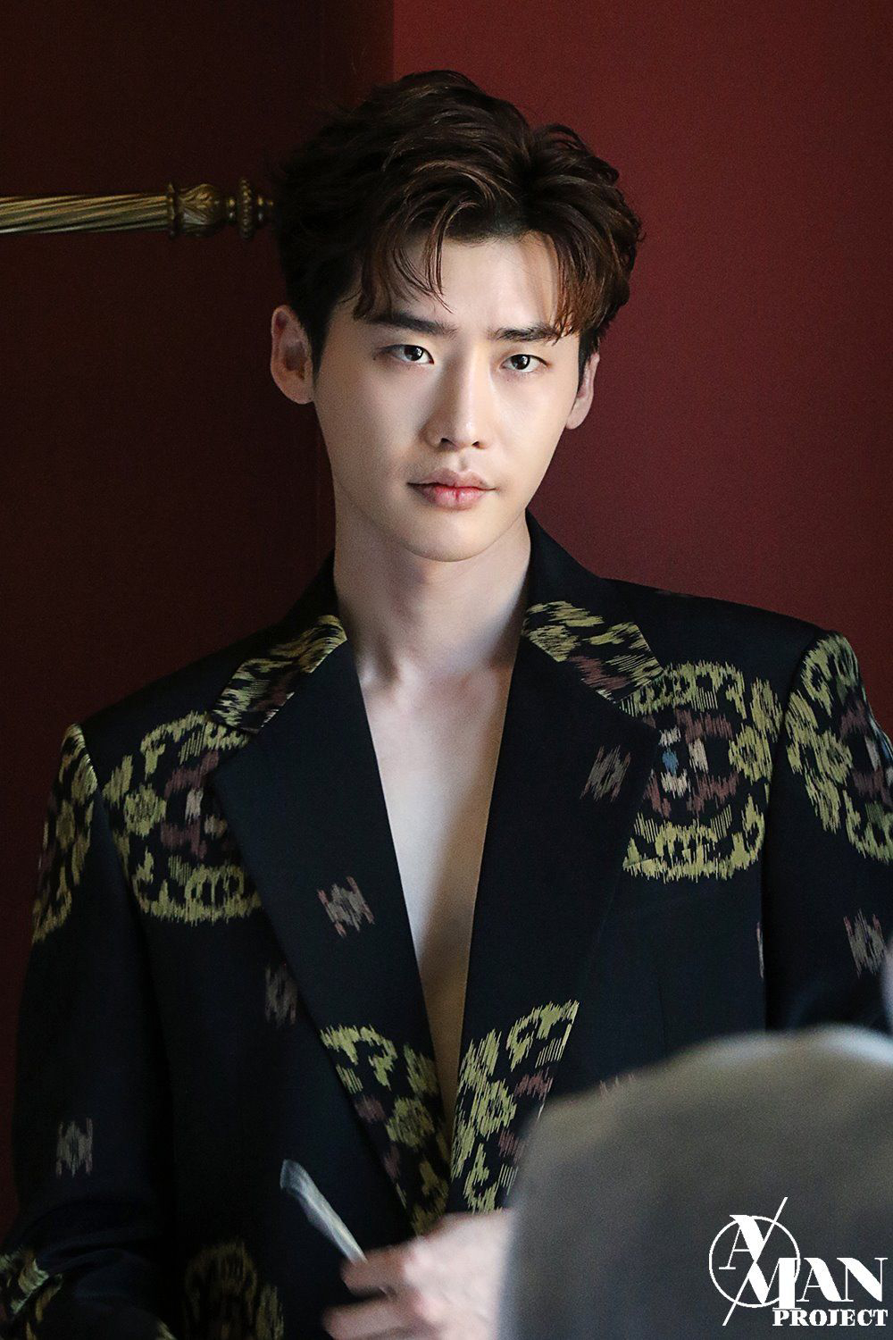 Rộ ảnh Lee Jong Suk cặp kè gái lạ sau lưng IU- Ảnh 3.