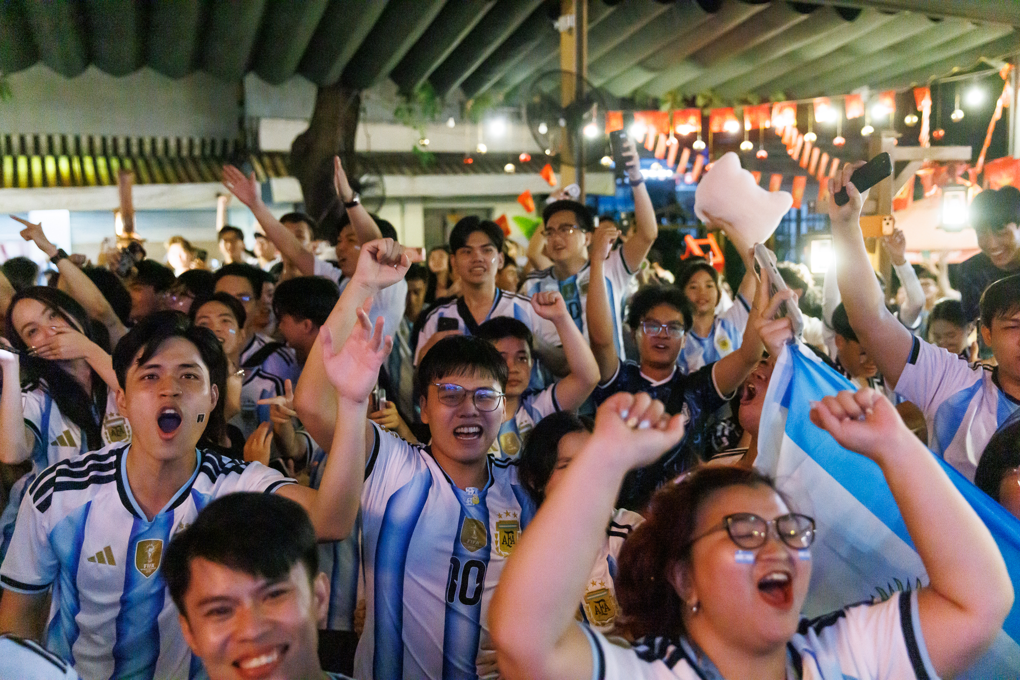 Màn ngược dòng khó tin của Argentina khiến fan như nổ tung: "Quá cảm xúc!" - Ảnh 13.