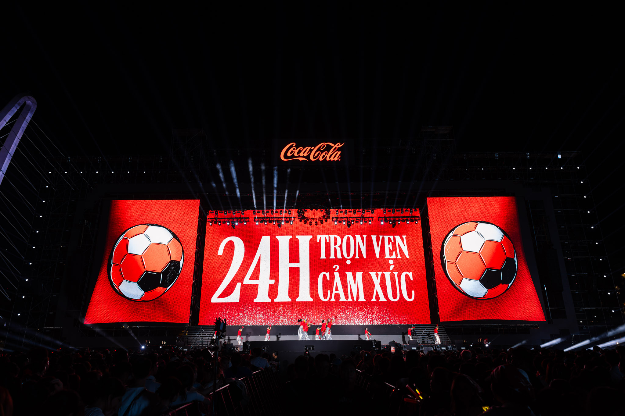 Trọn vẹn cảm xúc hướng về chung kết World Cup 2026: Dàn sao bùng nổ, hàng nghìn người đếm ngược - Ảnh 2.