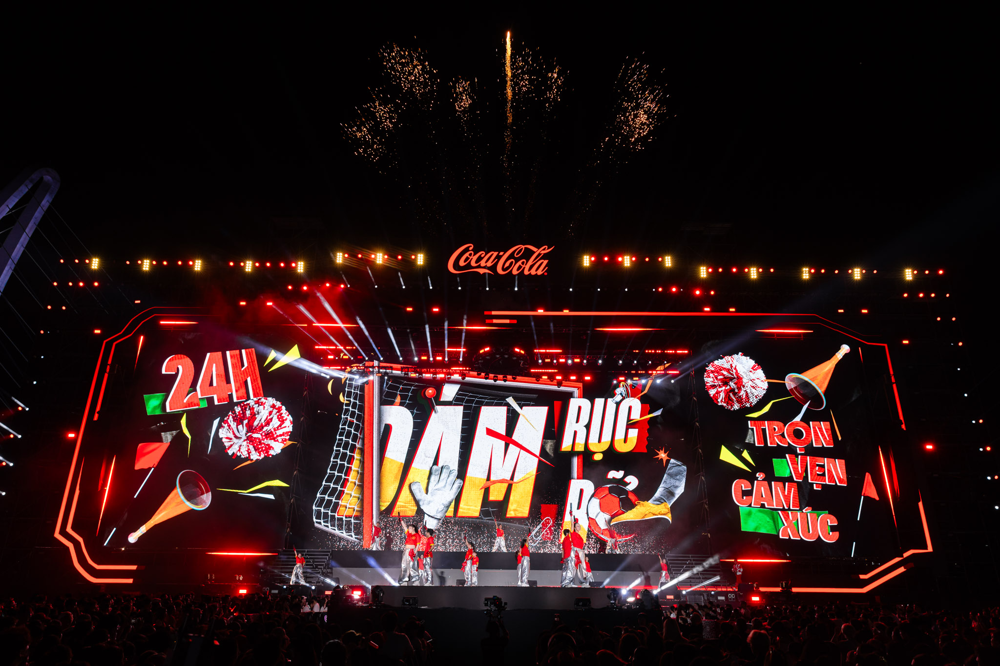 Trọn vẹn cảm xúc hướng về chung kết World Cup 2026: Dàn sao bùng nổ, hàng nghìn người đếm ngược - Ảnh 1.