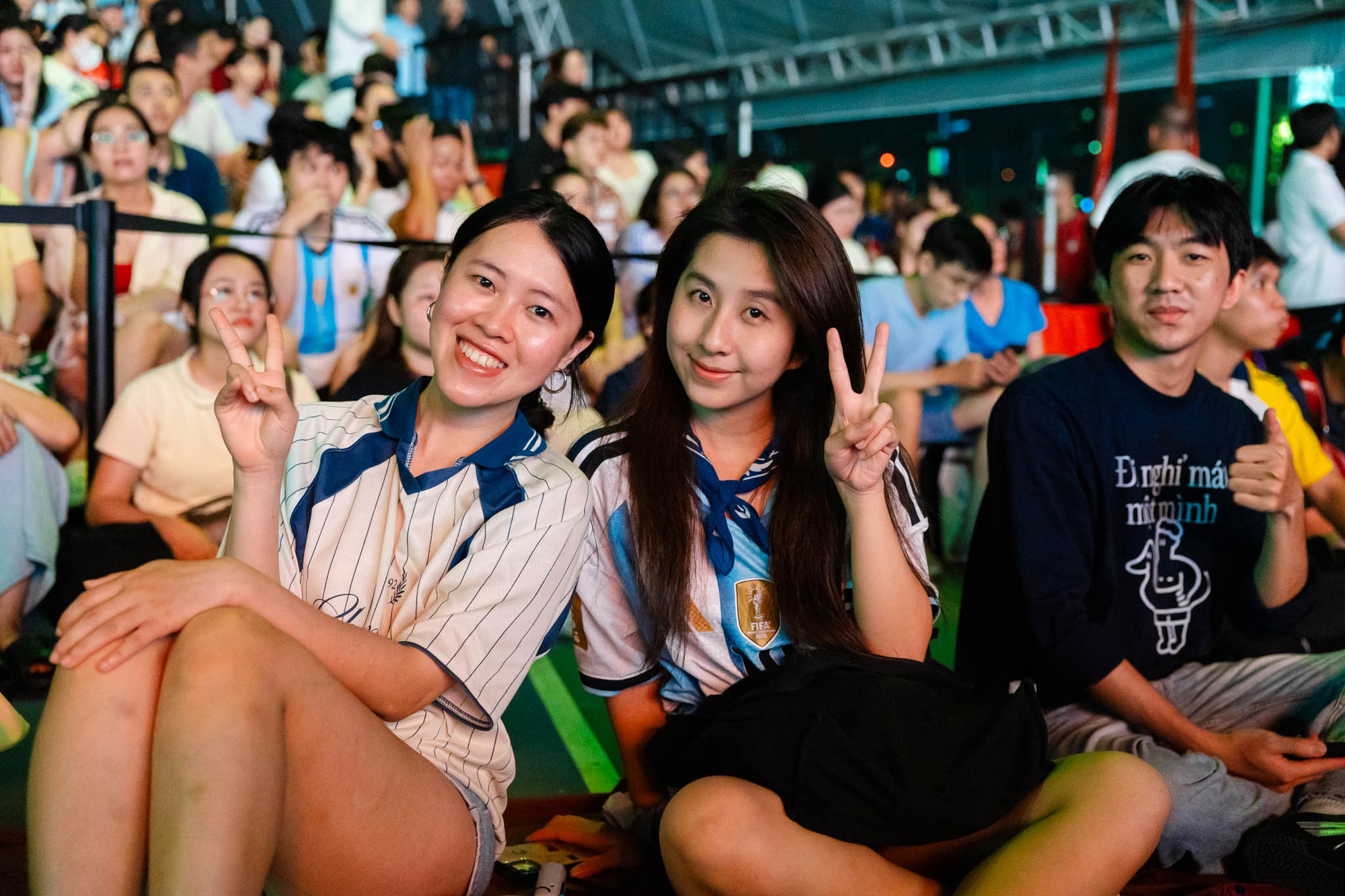 Ngay lúc này: Phát hiện hàng nghìn người bất chấp thứ Hai, quyết “trắng đêm” cho trận cầu lớn nhất hành tinh! - Ảnh 4.