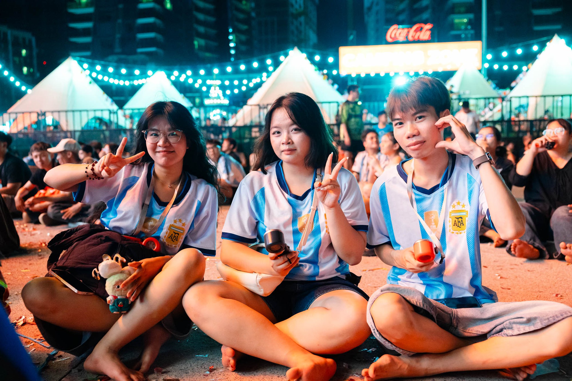 Ngay lúc này: Phát hiện hàng nghìn người bất chấp thứ Hai, quyết “trắng đêm” cho trận cầu lớn nhất hành tinh! - Ảnh 6.
