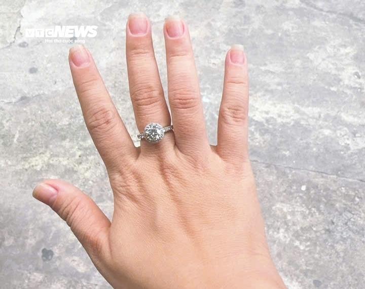 Người TP.HCM 'toát mồ hôi' đi bán kim cương- Ảnh 2.