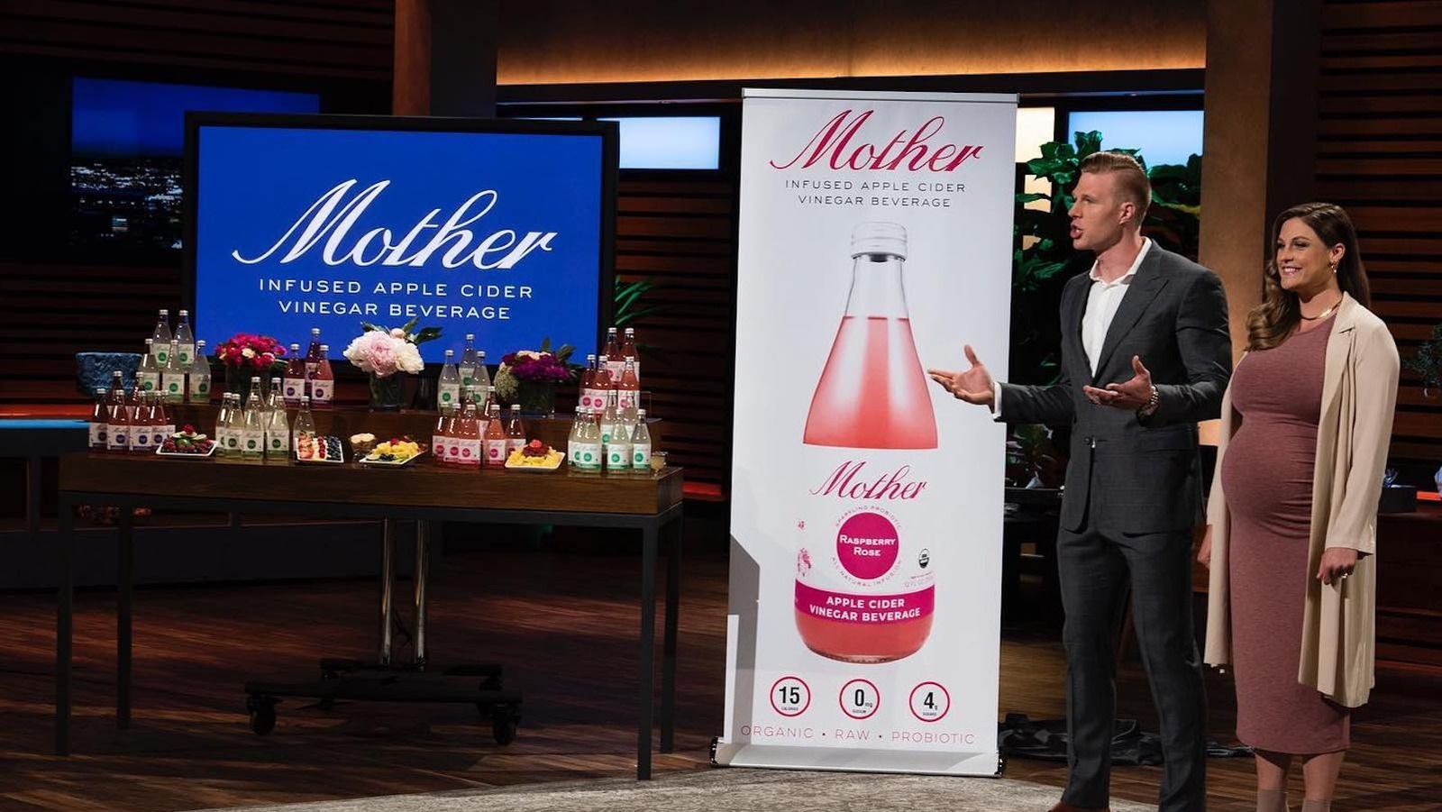Mang bầu 9 tháng lên Shark Tank gọi vốn, bị chê "thương hiệu như rác": 7 năm sau, bán công ty cho Pepsi với giá gần 2 tỷ USD- Ảnh 2.