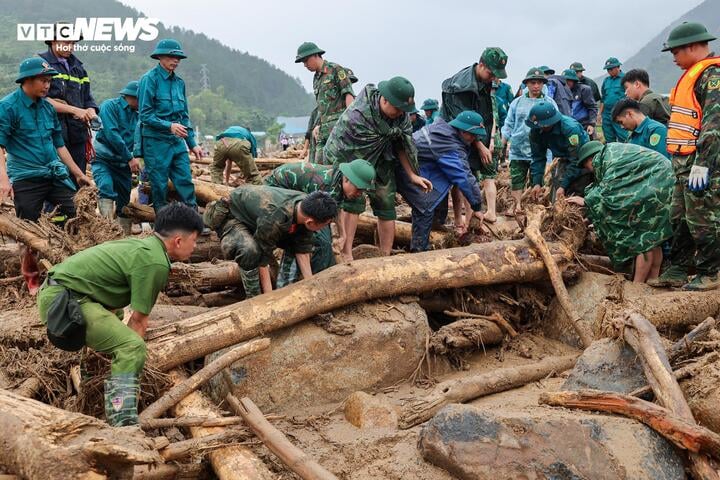 'Chiến binh 4 chân' từng tìm kiếm người ở Làng Nủ, nay vào Mường Than cứu nạn- Ảnh 7.