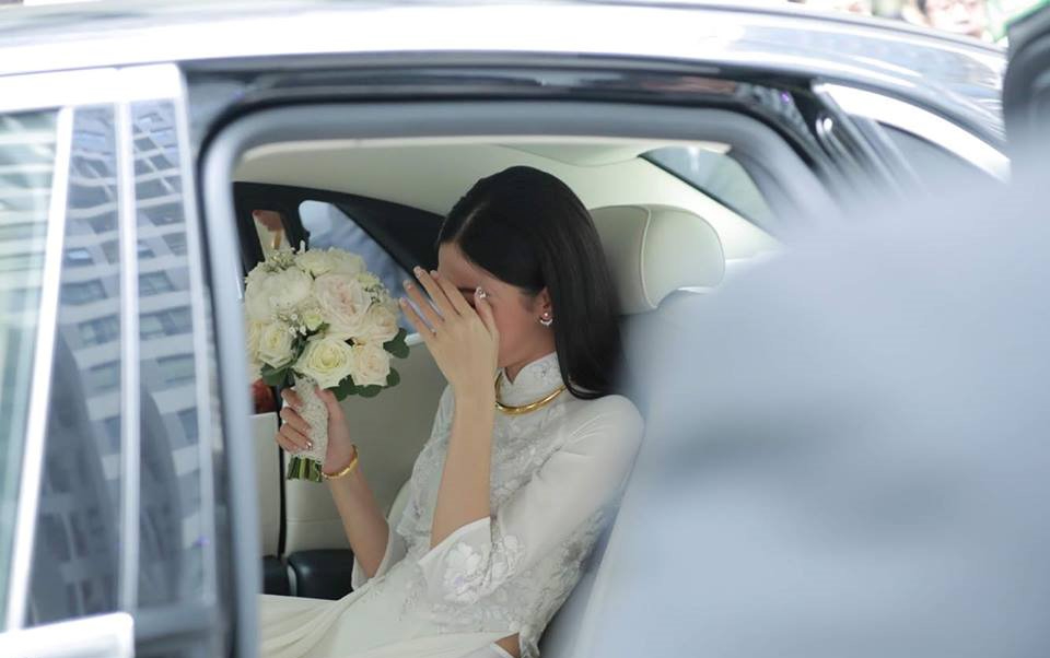 Mỹ nhân che mặt ngồi trong Rolls-Royce: Bỏ hết hào quang showbiz gả vào nhà hào môn, giờ sống trong biệt thự trắng xa hoa giữa Hà thành- Ảnh 2.