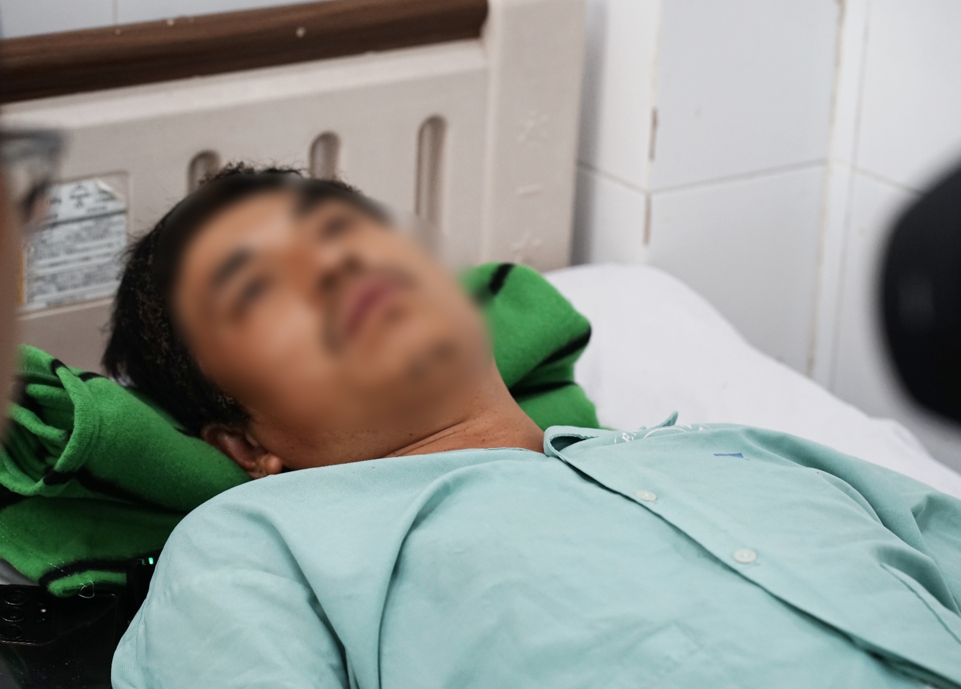 Lời kể nghẹn lòng của đôi vợ chồng sống sót sau vụ cháy xe khách: Liều mạng đưa 2 con nhỏ lao qua biển lửa vì chỉ có 1 lối thoát duy nhất- Ảnh 1.