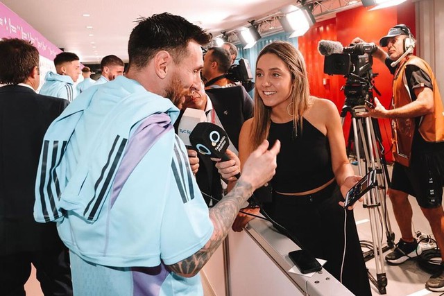 Messi đập tan tin đồn ngoại tình với nữ phóng viên bằng một hành động ngay trước ống kính truyền thông World Cup- Ảnh 2.