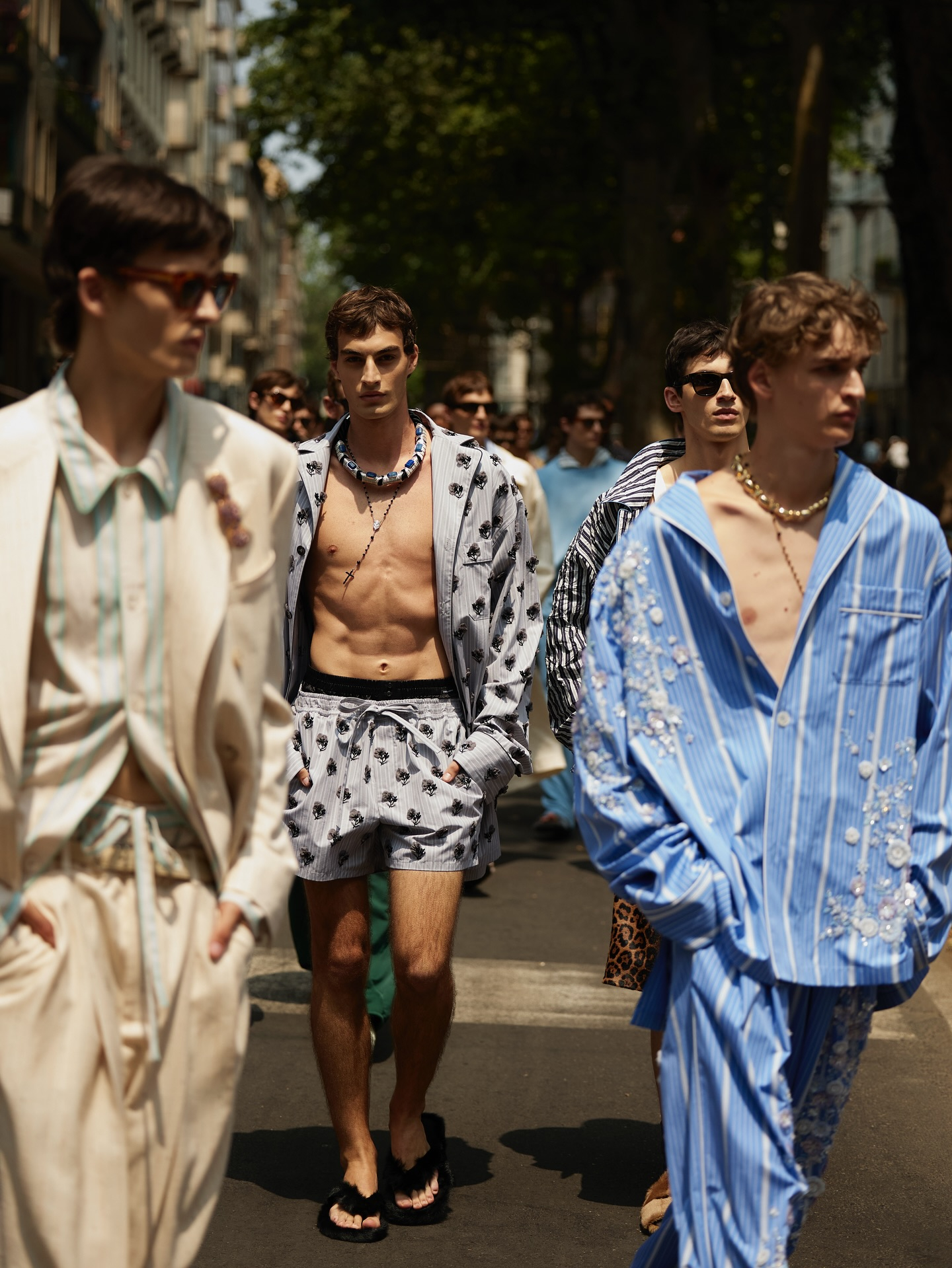 Haaland khi cởi áo Na Uy: Mặc ba lỗ trắng với pijama kẻ sọc, tưởng bác trai Việt Nam nào không đó- Ảnh 6.