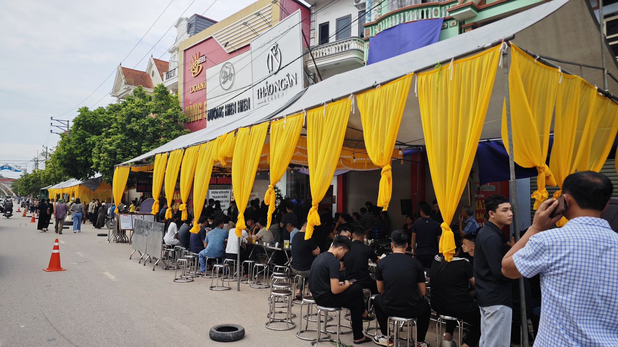 Xót xa 4 đám tang trên một con phố ở Thái Nguyên sau vụ tai nạn xe khách: "Toàn các cháu nhỏ, thương lắm..."- Ảnh 1.