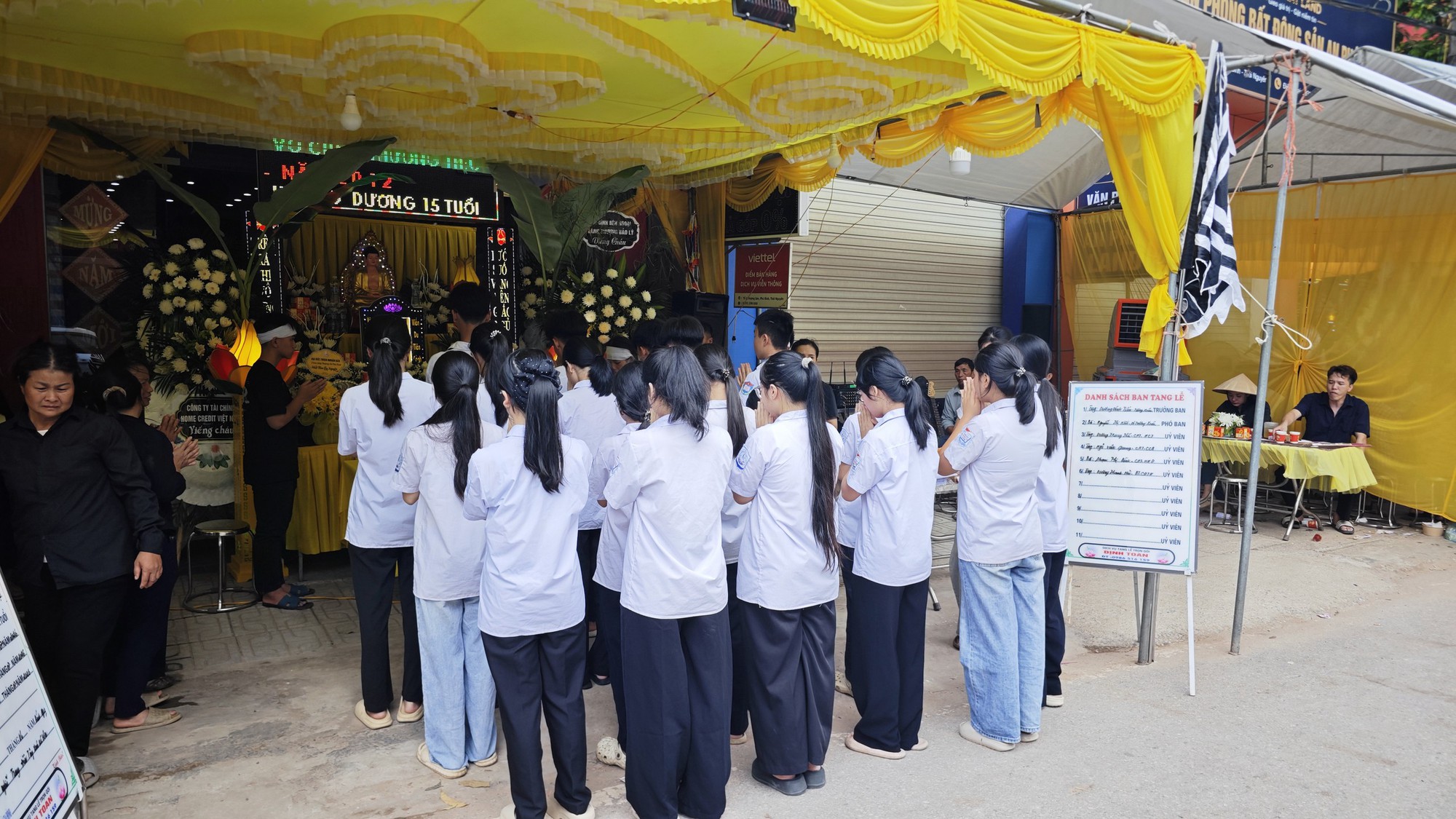 Xót xa 4 đám tang trên một con phố ở Thái Nguyên sau vụ tai nạn xe khách: "Toàn các cháu nhỏ, thương lắm..."- Ảnh 5.