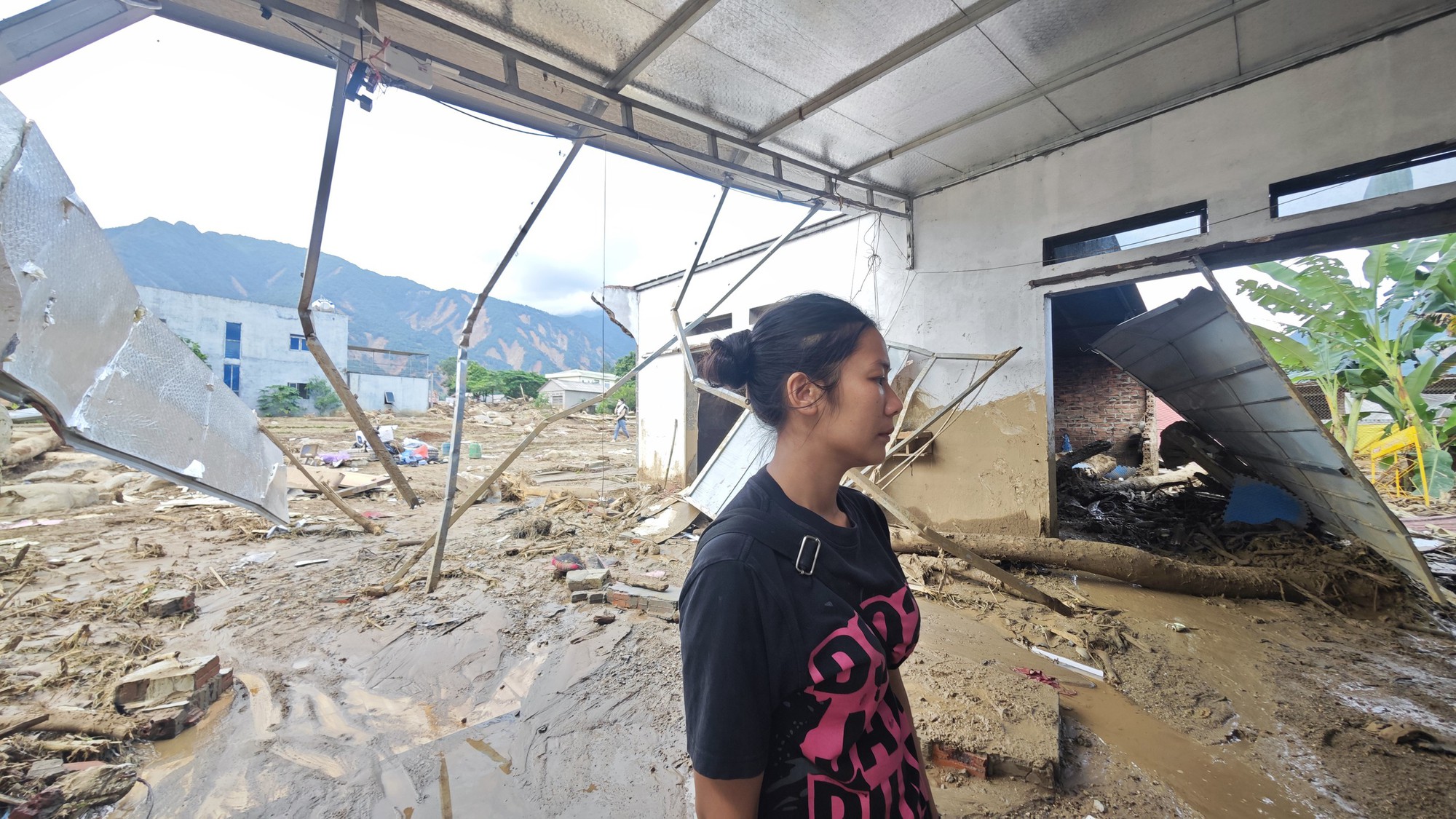 Người dân bản Chít trở về giữa những ngôi nhà bị lũ 