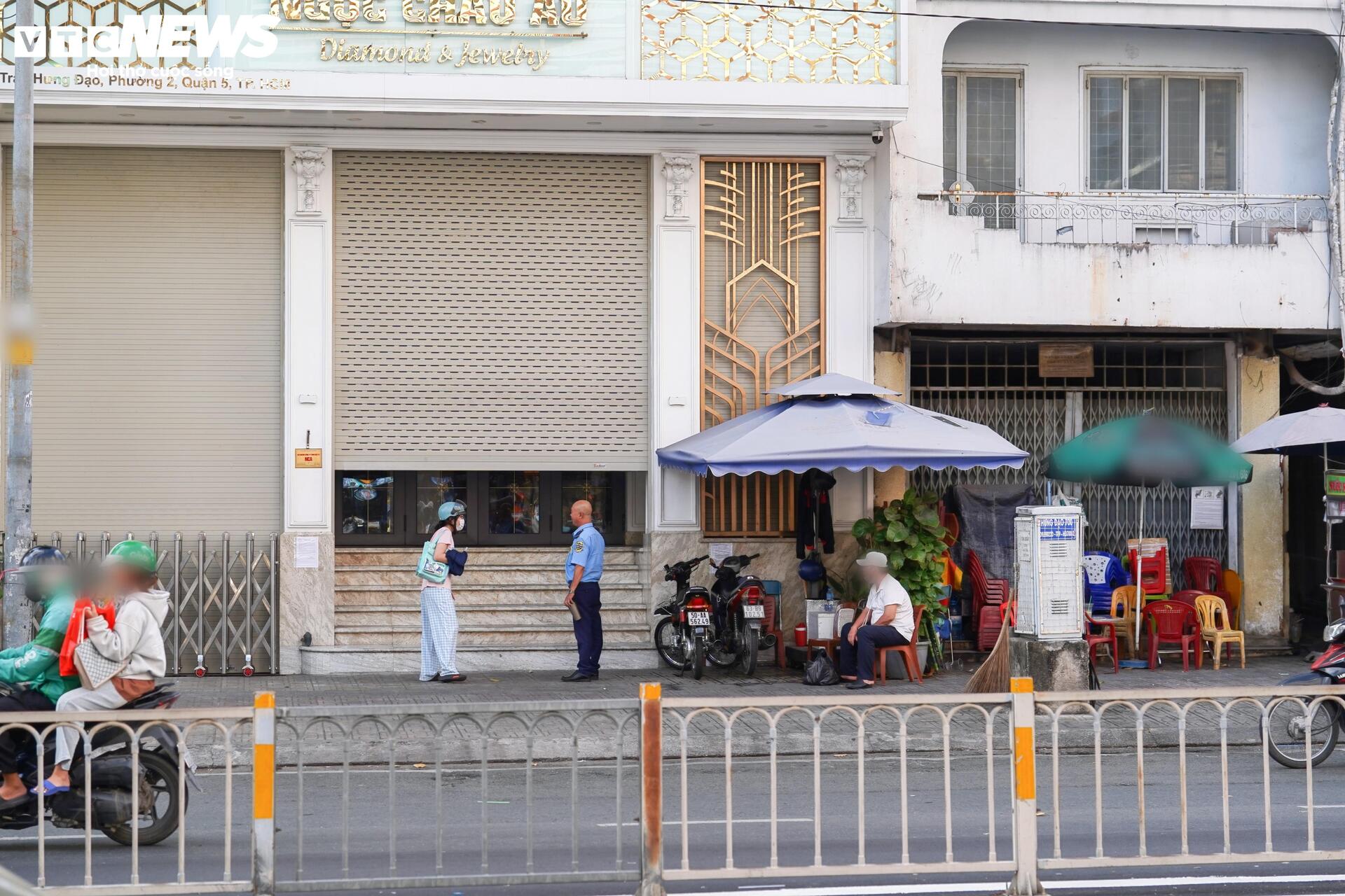 Cửa hàng lớn đua nhau dừng hoạt động, thị trường kim cương TP.HCM 'đóng băng'- Ảnh 9.