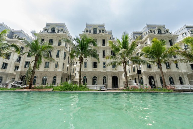 Mục sở thị BST 60 dinh thự siêu sang bên Crystal Lagoon gần 0,5km trước ngày bàn giao tại Ciputra- Ảnh 1.