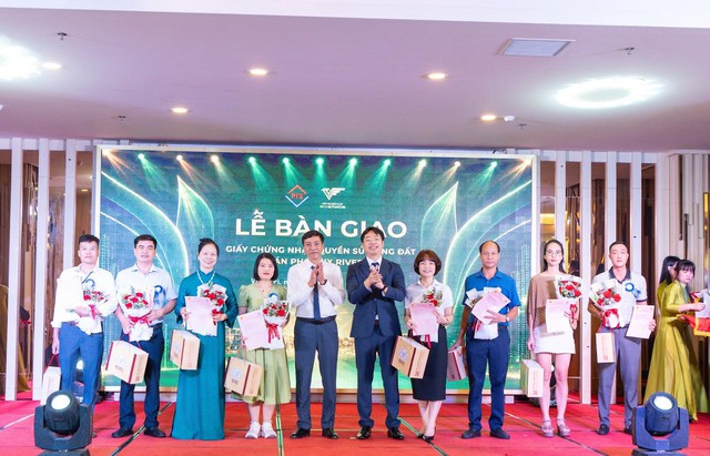 Phoenix Riverside trao sổ hồng cho những cư dân đầu tiên, đánh dấu cột mốc mới - Ảnh 2. Phoenix Riverside trao sổ hồng cho những cư dân đầu tiên, đánh dấu cột mốc mới - Ảnh 2.