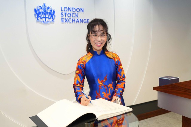 Tiến sĩ Nguyễn Thị Phương Thảo bấm nút khai phiên Sàn giao dịch Chứng khoán Luân Đôn (LSE)- Ảnh 7. Tiến sĩ Nguyễn Thị Phương Thảo bấm nút khai phiên Sàn giao dịch Chứng khoán Luân Đôn (LSE)- Ảnh 7.