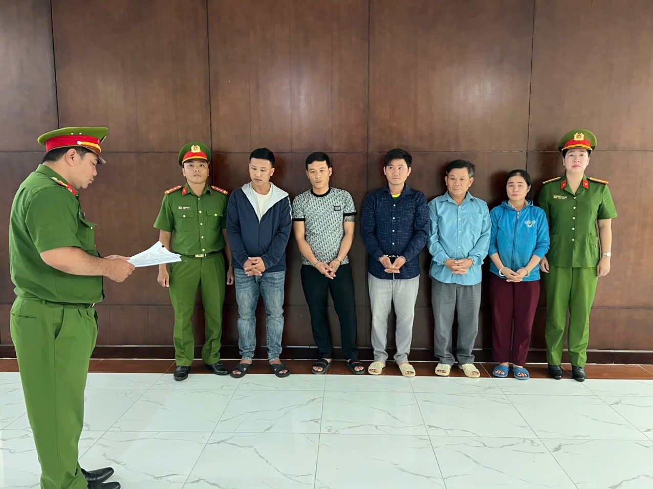 Công an ập vào kiểm tra, khám xét lúc 10 sáng, bắt tạm giam quản lý Phạm Thị Phương SN 1978- Ảnh 1.