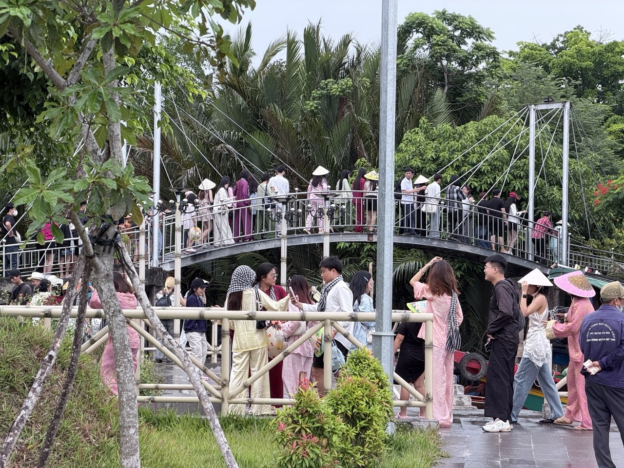 Chưa bao giờ du lịch miền Tây hot như hè năm nay: Ghe xuồng kẹt cứng ngắc, chú thím chèo mỏi tay - Ảnh 3.