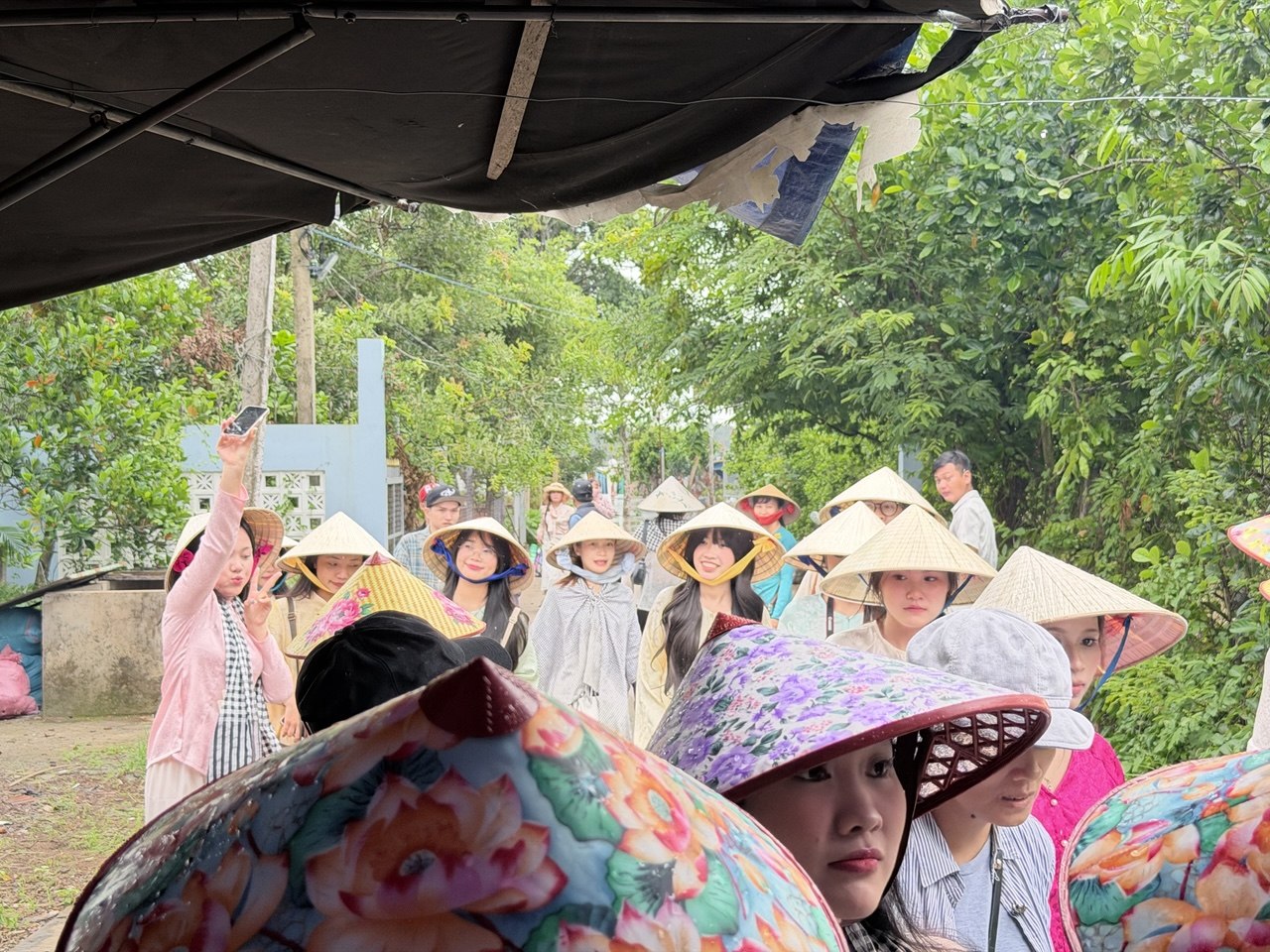Chưa bao giờ du lịch miền Tây hot như hè năm nay: Ghe xuồng kẹt cứng ngắc, chú thím chèo mỏi tay - Ảnh 5.