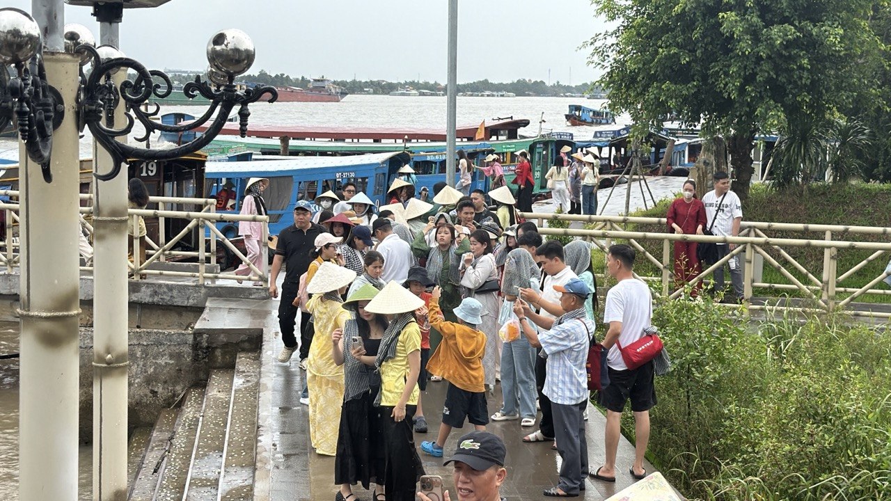 Chưa bao giờ du lịch miền Tây hot như hè năm nay: Ghe xuồng kẹt cứng ngắc, chú thím chèo mỏi tay - Ảnh 4.