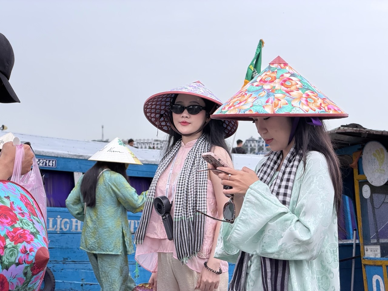 Chưa bao giờ du lịch miền Tây hot như hè năm nay: Ghe xuồng kẹt cứng ngắc, chú thím chèo mỏi tay - Ảnh 6.